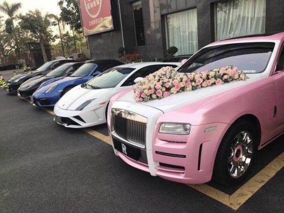 Cô dâu đeo vàng gãy cổ trong đám cưới vẫn mạnh miệng nói: Em chỉ yêu anh, không yêu vàng